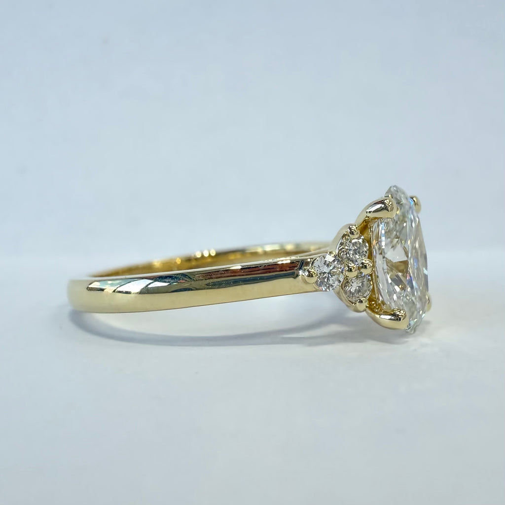 1.5 Carat Oval Center Ladies Engagment Ring Lab Grown Dimaond With Cert