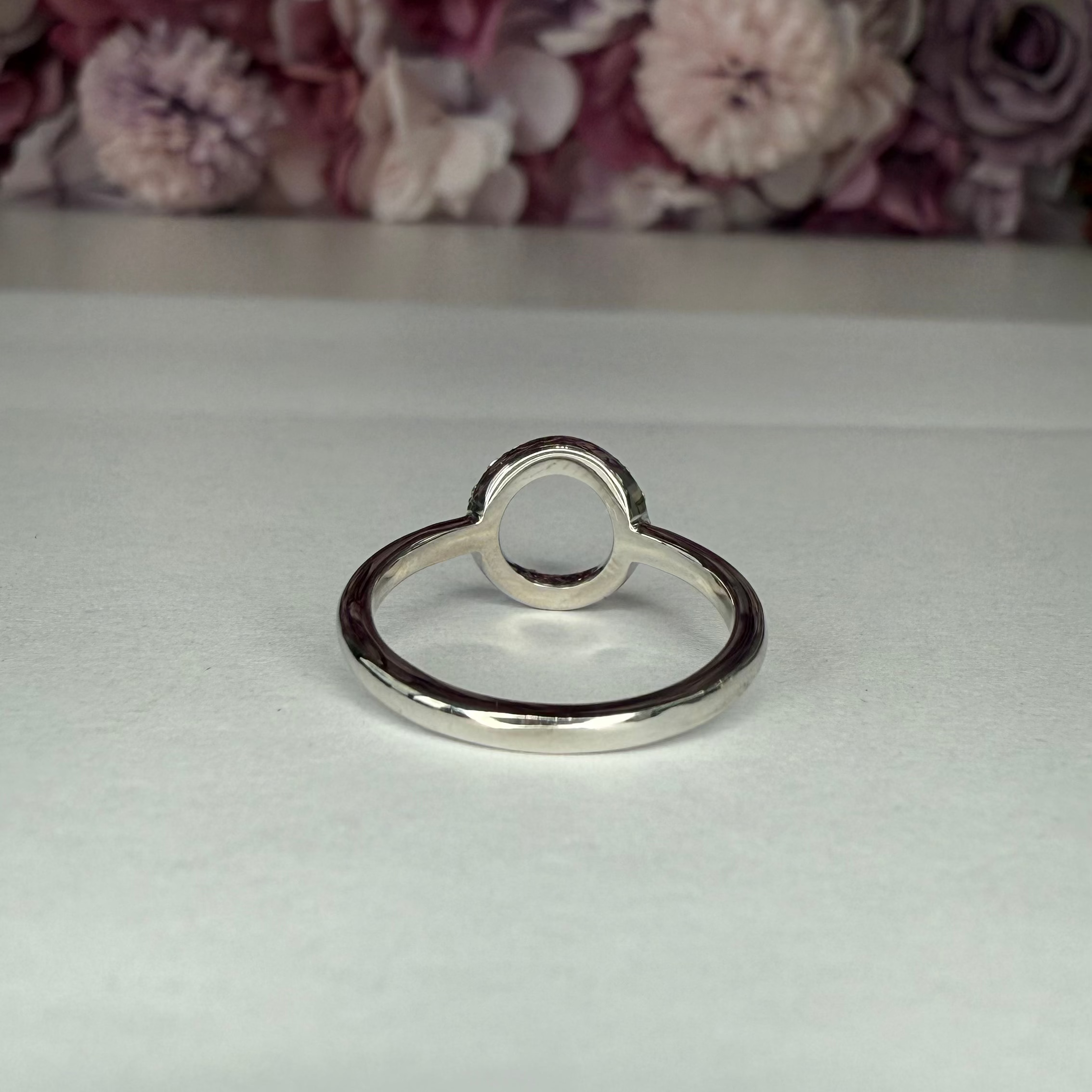 Ladies Circle Fashion Ring Solid Gold Natural Diamonds