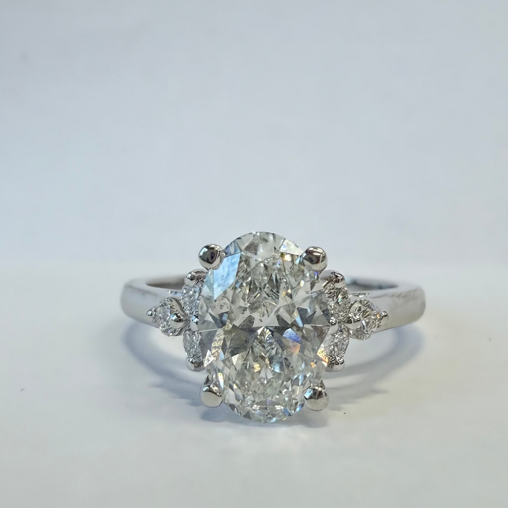 1.5 Carat Oval Center Ladies Engagment Ring Lab Grown Dimaond With Cert