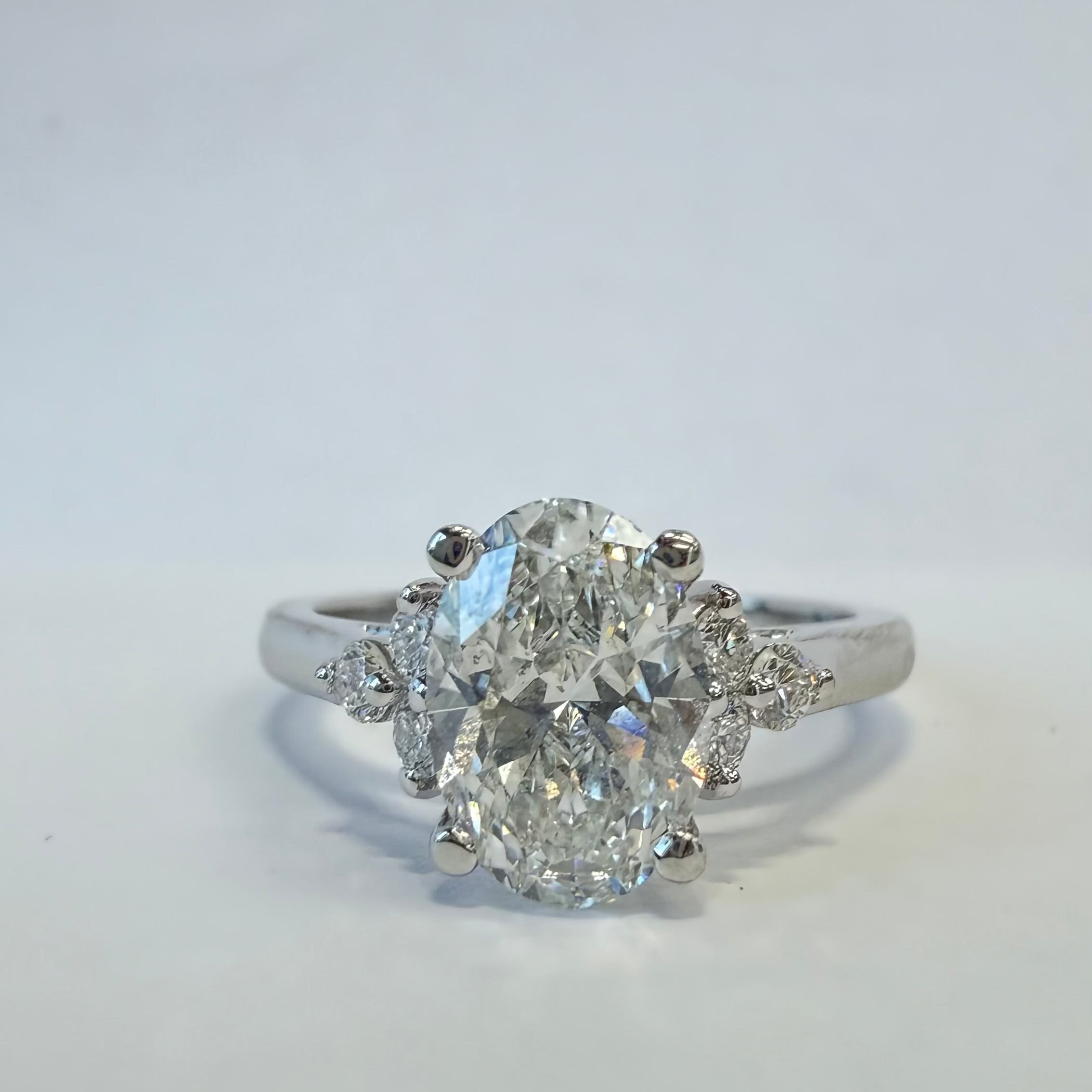 1.5 Carat Oval Center Ladies Engagment Ring Lab Grown Dimaond With Cert