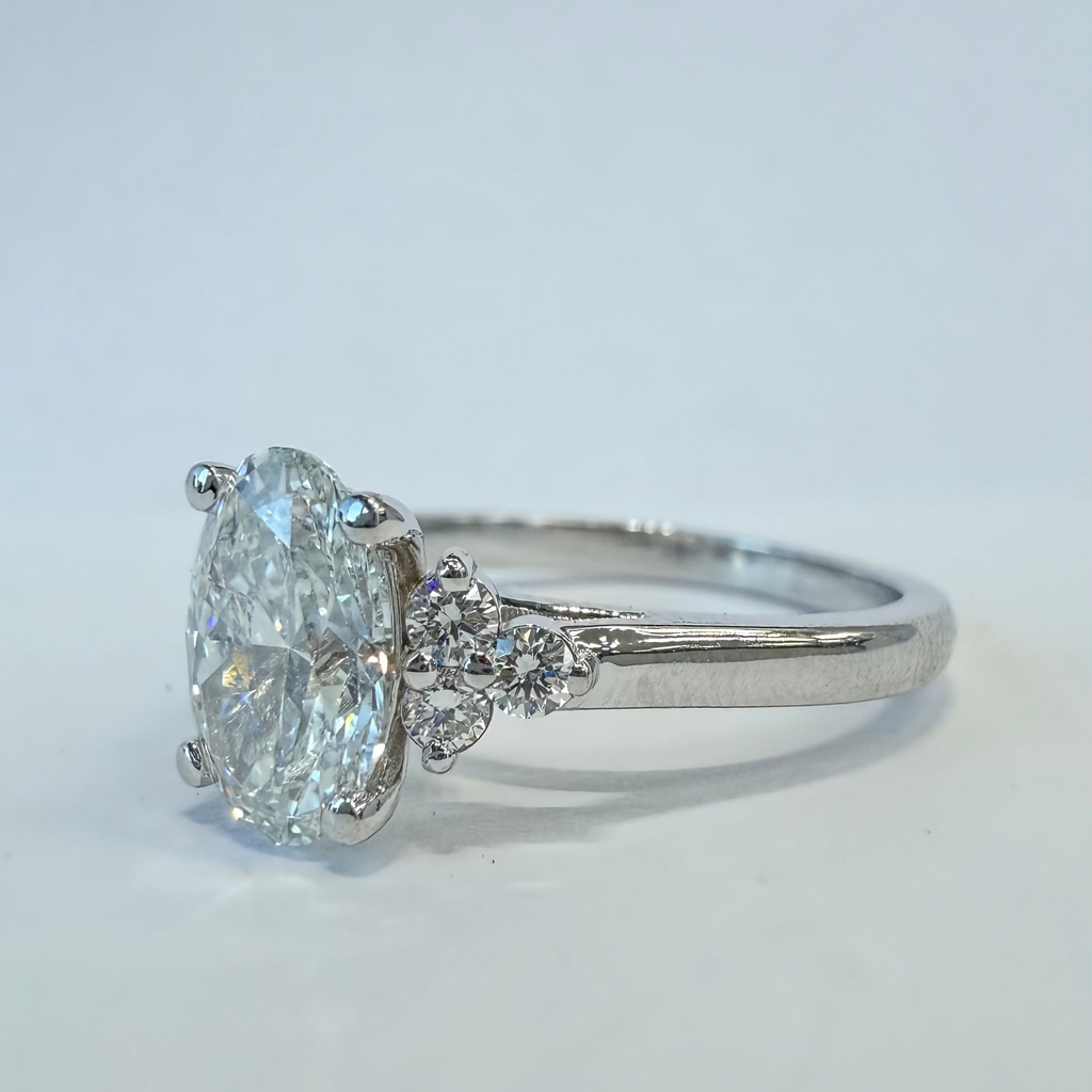 1.5 Carat Oval Center Ladies Engagment Ring Lab Grown Dimaond With Cert